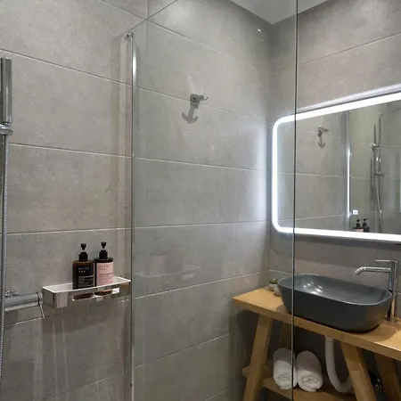 Akri Suites Hotel *